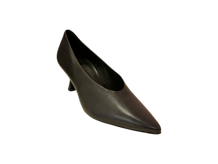 106000 Black Leather Sculpture Pump For Sale