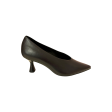 106000 Black Leather Sculpture Pump For Sale