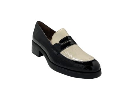 D9320 Black White Patent Loafer Fashion